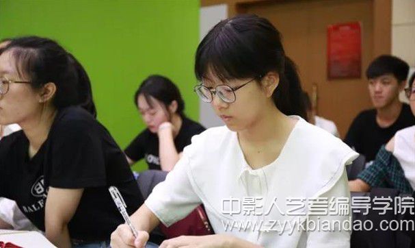 中影人藝考編導(dǎo)課堂，學(xué)生認(rèn)真聽講.jpg