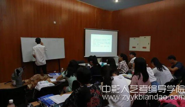 中影人藝考編導課堂同學們認真聽講.jpg